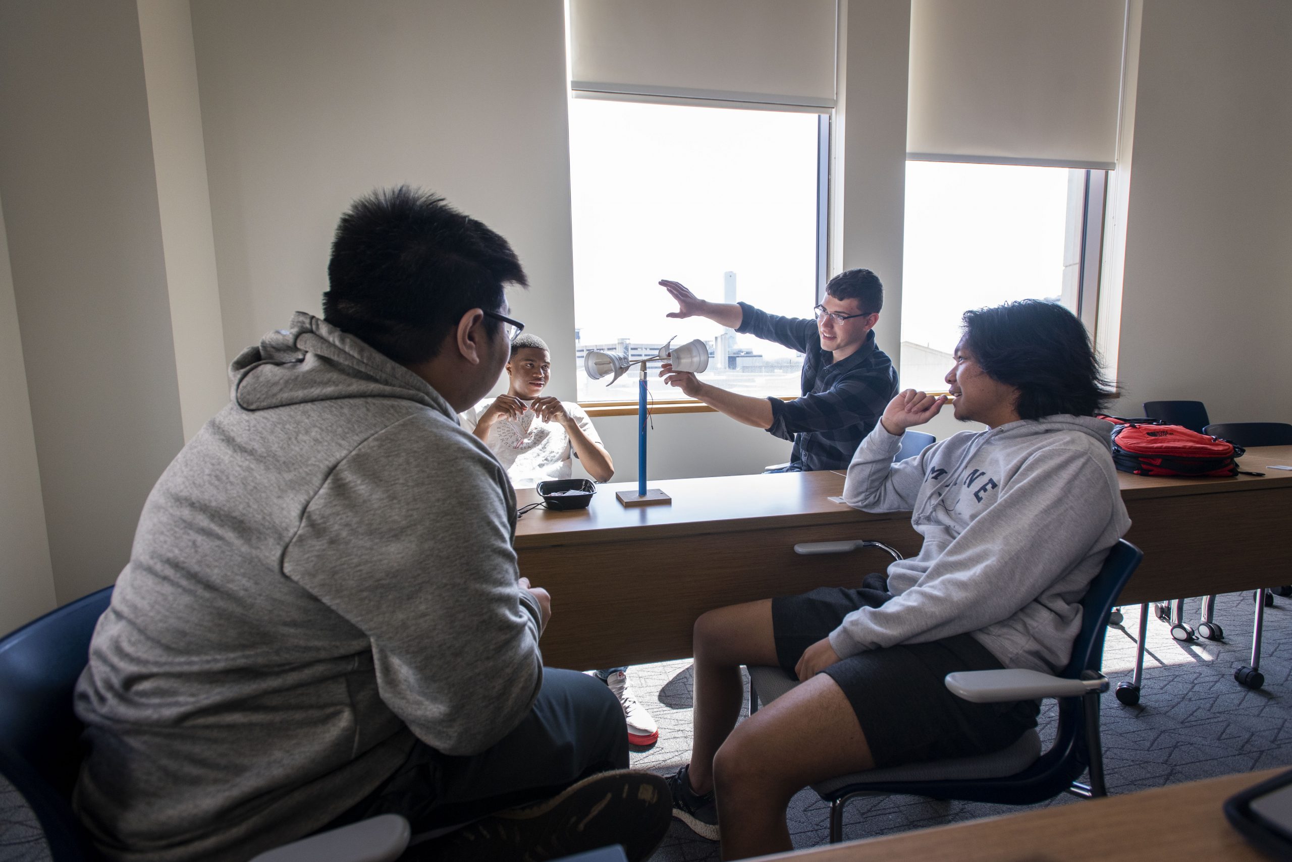 hartford220413d0366.jpg UConn Hartford engineering students working on a group project. April 13, 2022. (Sean Flynn)